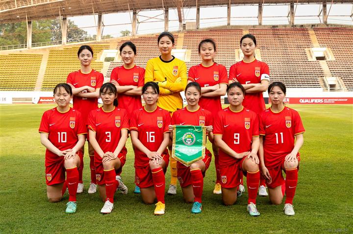 驻老挝使馆同中国u20女足队举行联谊活动