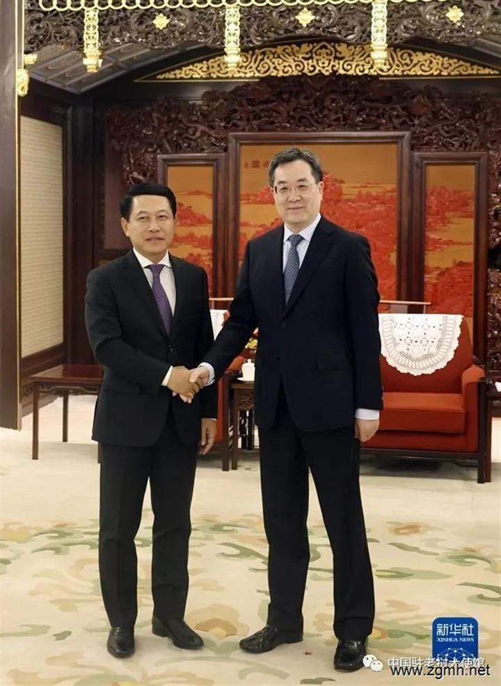 丁薛祥会见老挝副总理兼外长沙伦赛