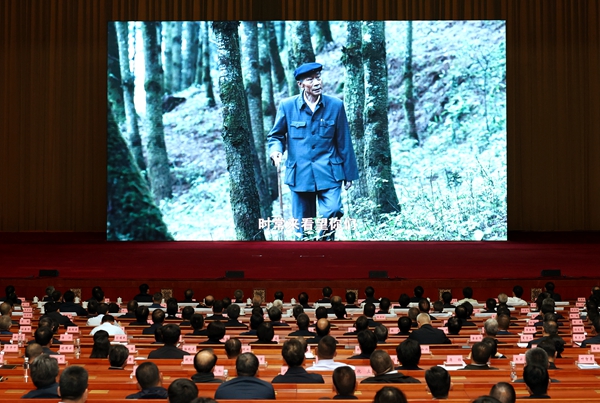 省委组织领导干部集中观看电影《杨善洲》 学习弘扬杨善洲同志先进事迹 以正确政绩观为政干事做人 王宁王