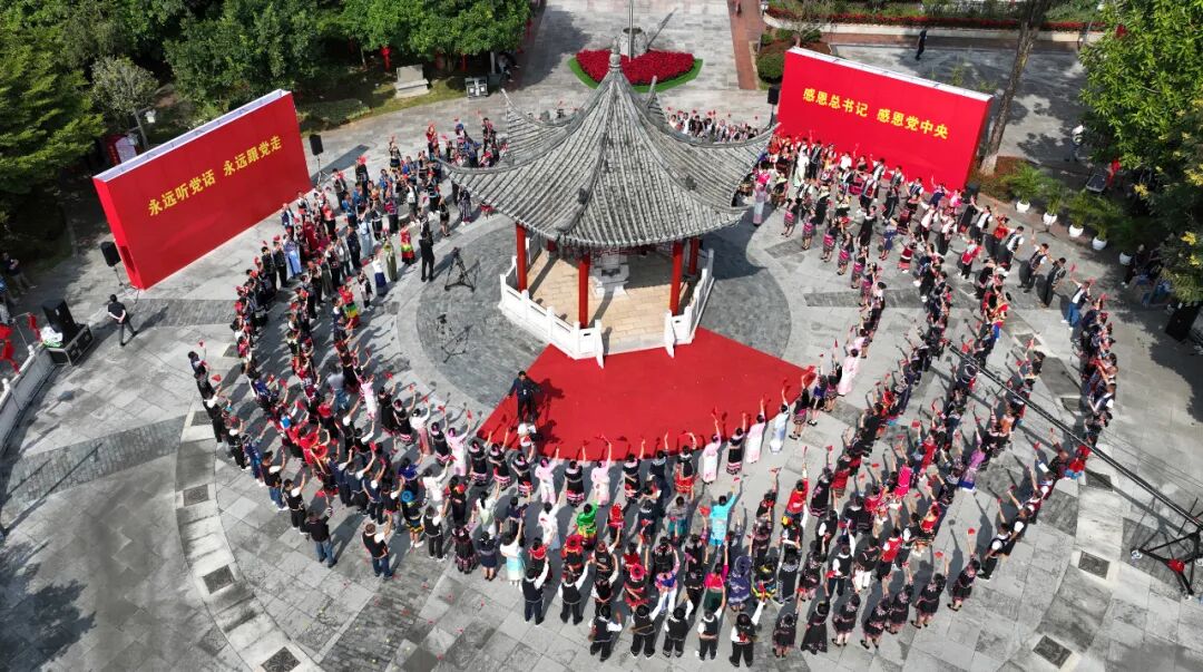 在民族团结誓词碑前，普洱民族团结誓词碑盟誓代表后代正在为各族青少年讲述那段“歃血为盟”的峥嵘岁月；在